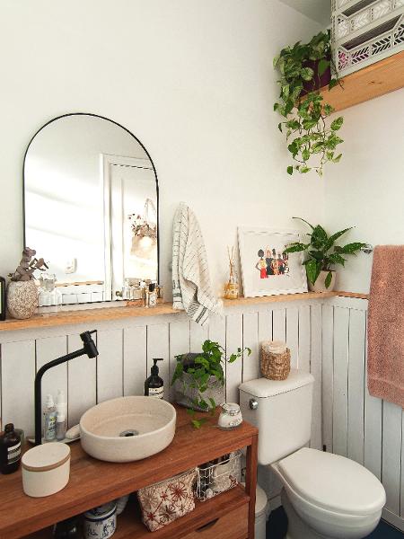 Aconchego Natural: Revestimento de Bambu e Plantinhas Suspensas - ideia