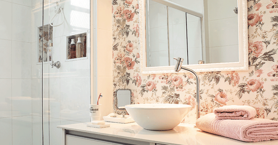 Banheiro Romântico: Papel de Parede Floral, Renda e Detalhes Delicados - ideia