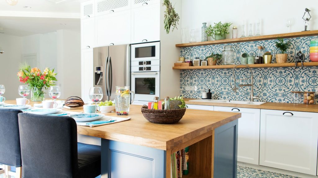 Estilo Natural Chic: Madeira e Plantas para uma Cozinha Aconchegante - inspiração