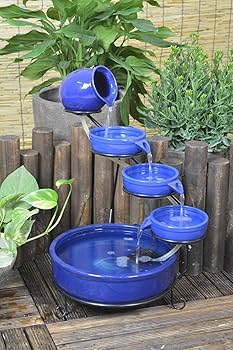 Fonte de Cerâmica Azul Cobalto em Deck de Madeira com Guarda-Sol - detalhe