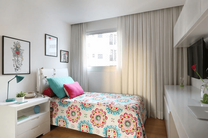 Decoração Romântica com Roupas de Cama Claras e Cortinas Fluidas - ideia