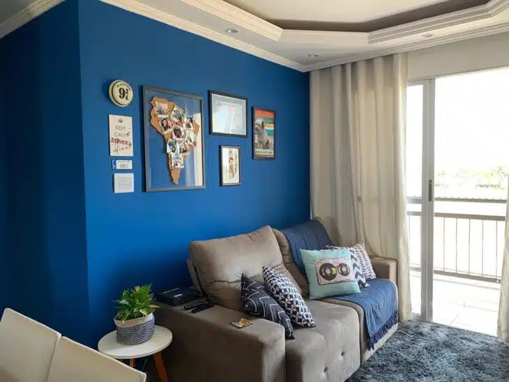 Azul Profundo e Texturas Rústicas: Um Refúgio Urbano - detalhe