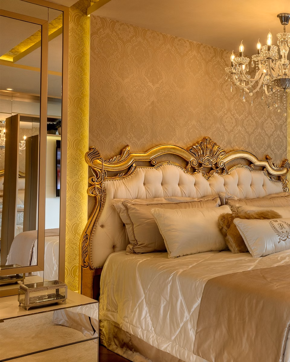 Clássico Repaginado: Decoração com Molduras na Parede e Enxoval Neutro - detalhe