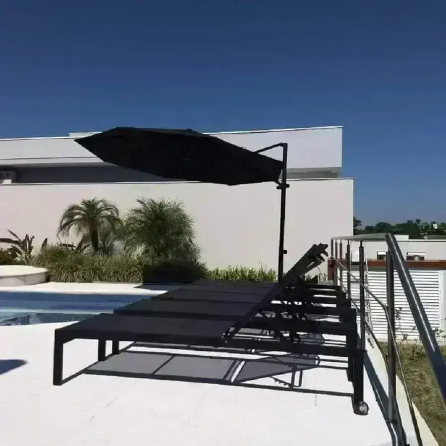 Com ombrelone integrado: sombra e água fresca sem sair do lugar - ideia