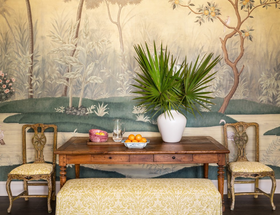 Com Papel de Parede Floral e Mobiliário Imponente - detalhe