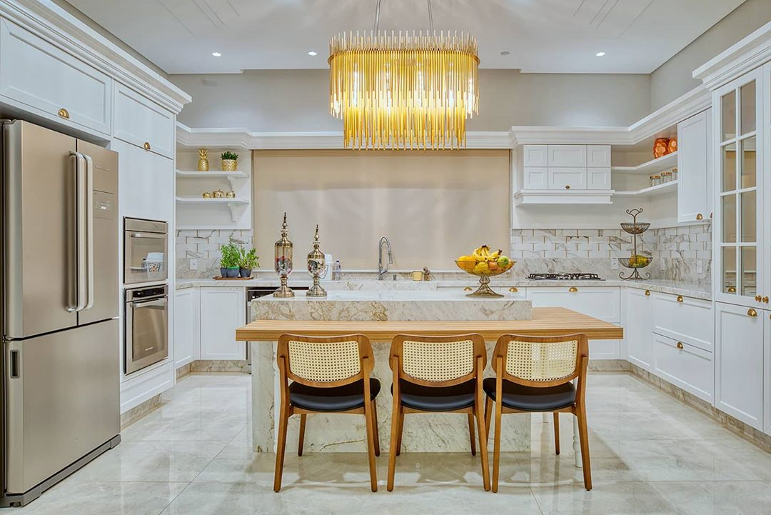 Cozinha Clássica com Armários Brancos e Detalhes em Dourado - detalhe