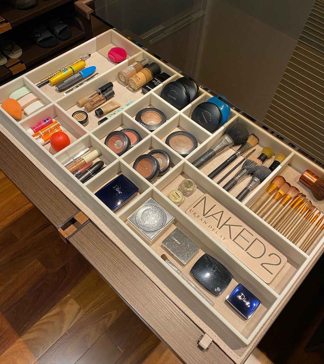 Arrasando no DIY: Gaveta com Divisórias de Papelão Decorado e Tecidos Coloridos - ideia