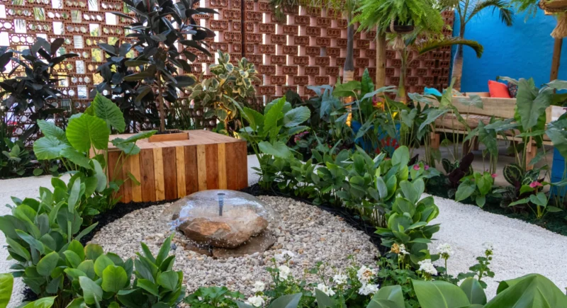 Cantinho Tropical com Bambu e Pedras: Refúgio Exótico Compacto - ideia