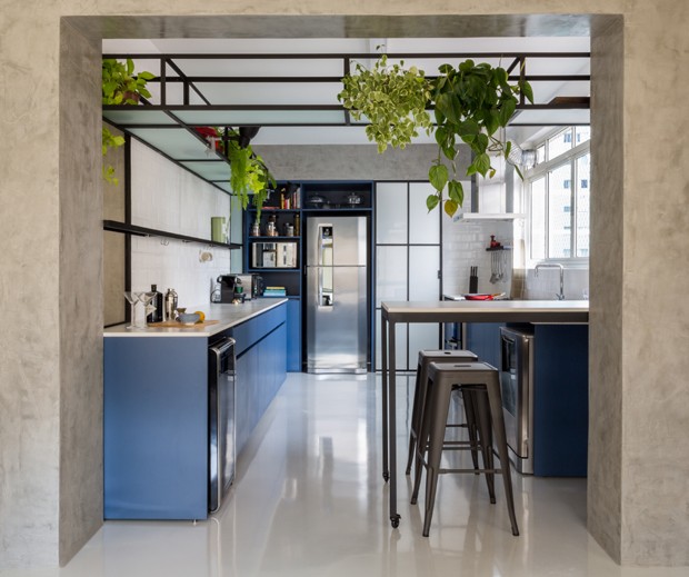 Integração e Luz: Cozinha com Jardim Vertical - detalhe