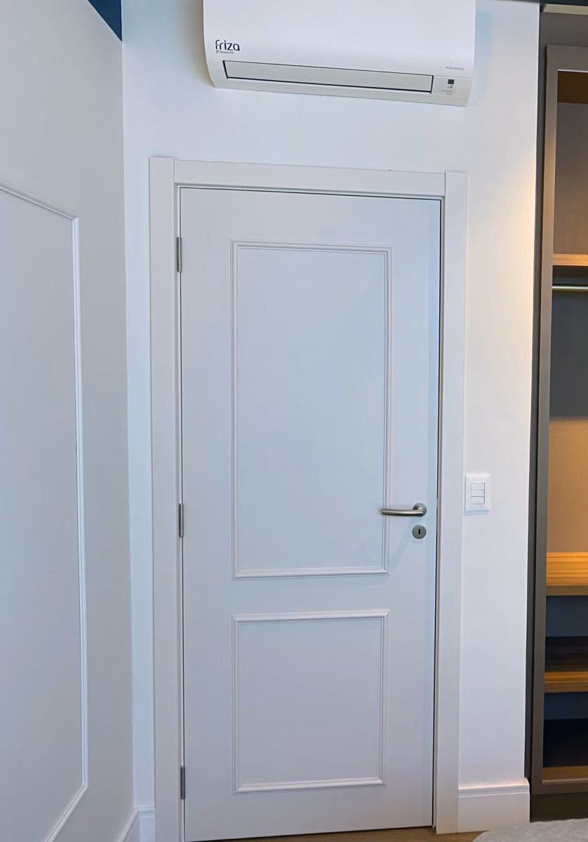 Porta de Giro com Boiseries para um Toque Clássico - ideia