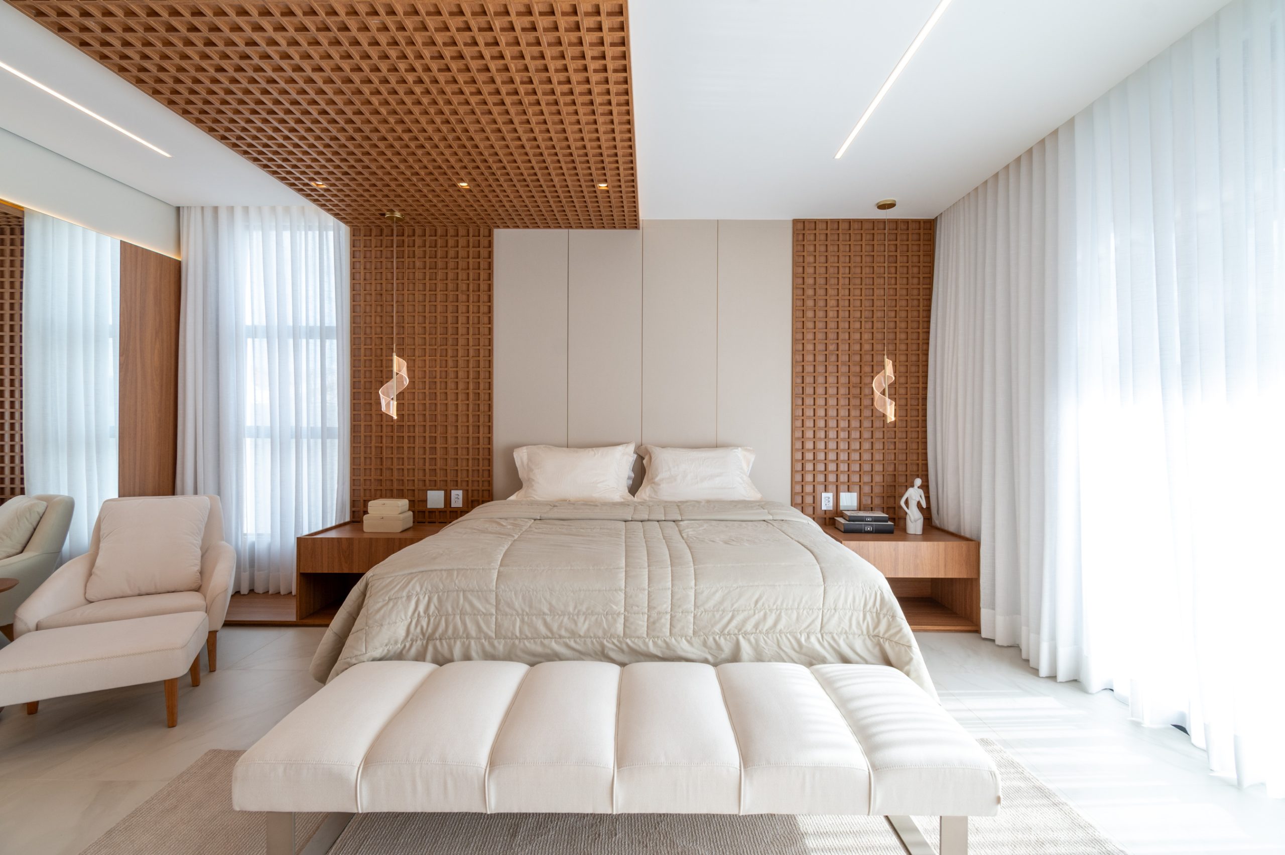 Quarto de Casal Decorado com Espelhos Estratégicos: Amplitude e Elegância - ideia