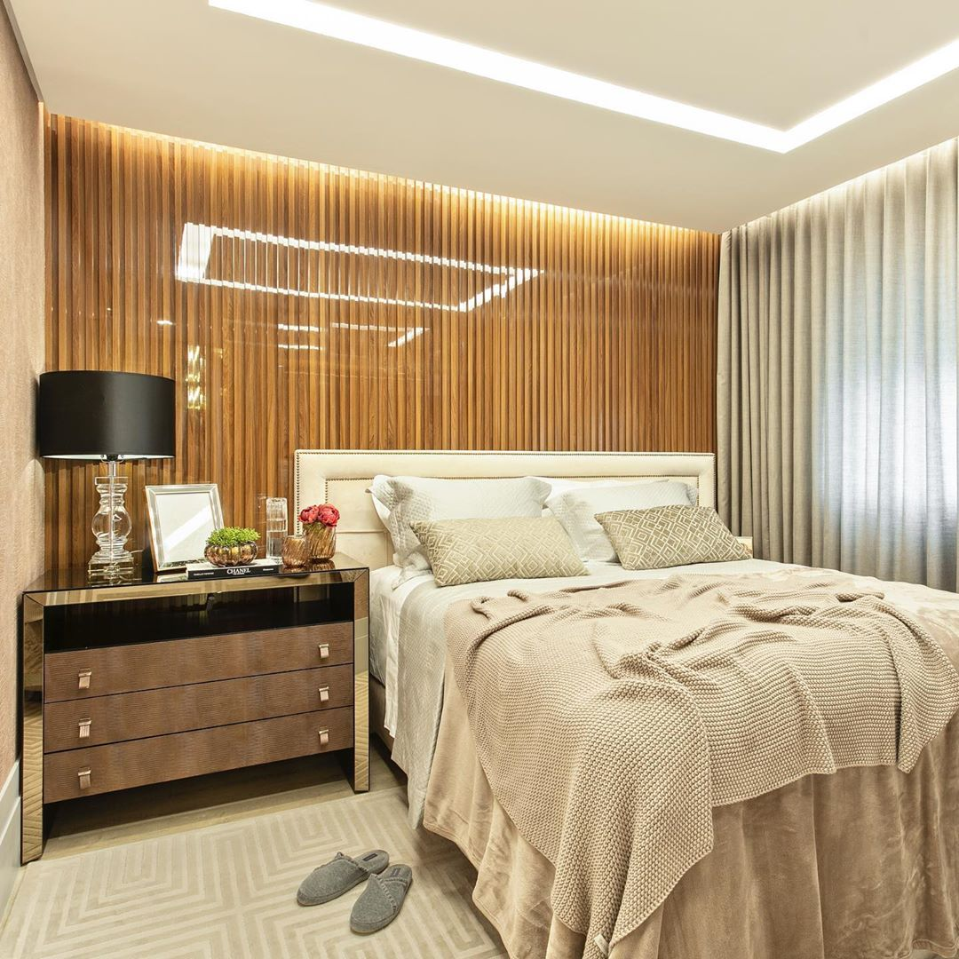 Quarto de Casal Decorado com Cabeceira Estofada e Iluminação Embutida: Sofisticação e Conforto - ideia