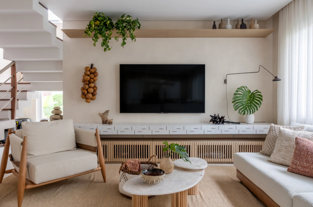 Natureza Indoor: Sala de TV com Plantas Pendentes e Vasos Decorativos - ideia
