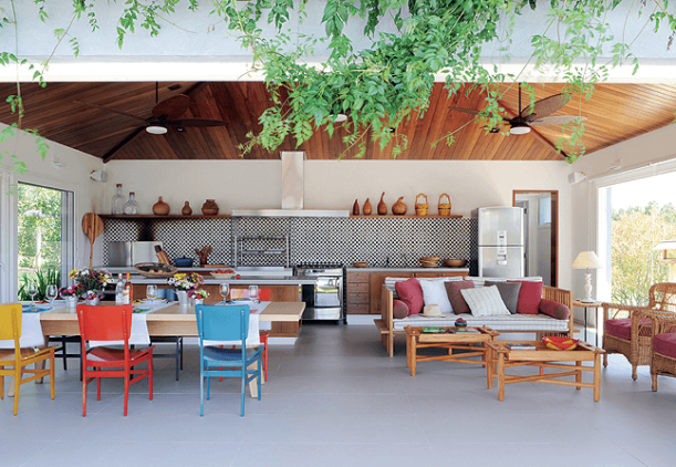 Varanda Gourmet com Churrasqueira e Cores Vibrantes para Alegrar o Ambiente - detalhe