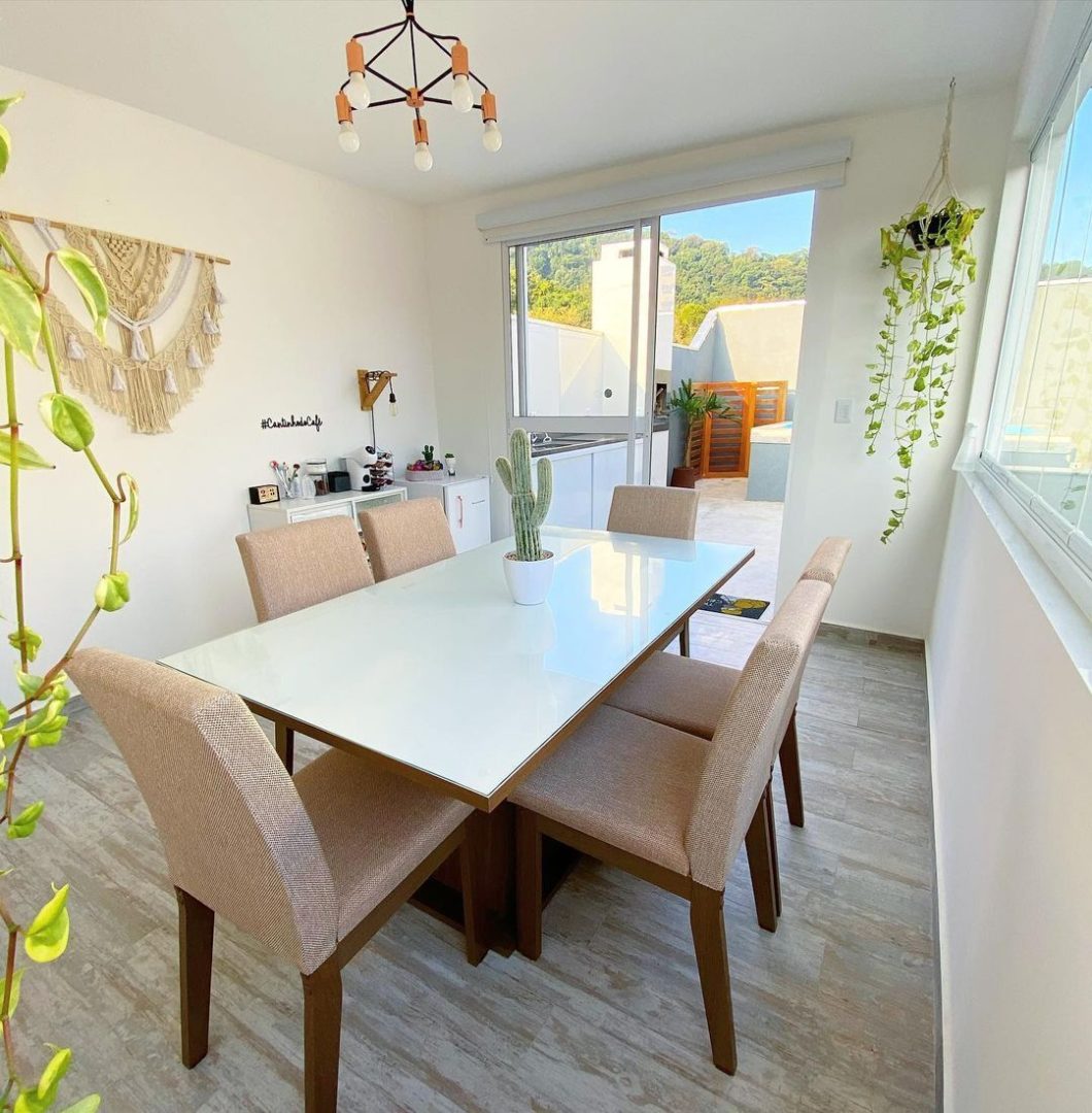 Aparador com Espelho: Ampliando o Ambiente com Elegância - inspiração 1