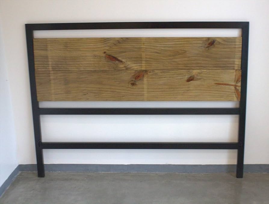 Cabeceira de Ferro Minimalista com Pintura Cobre Envelhecido: Elegância Industrial - detalhe