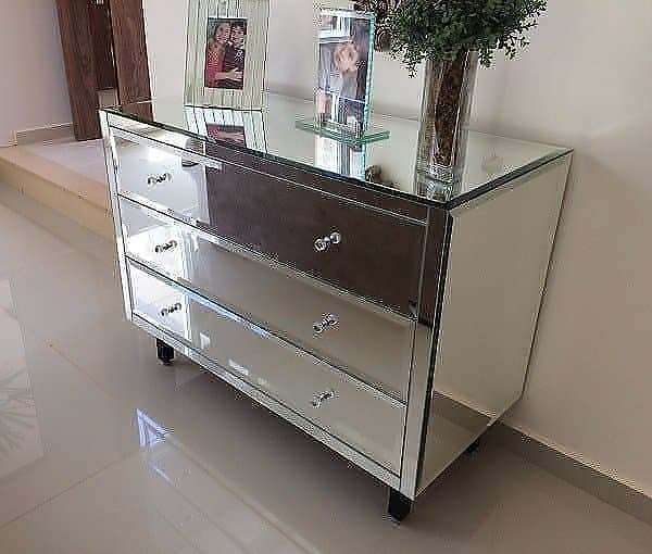Cômoda Espelhada: Elegância e Amplitude no Seu Quarto - detalhe