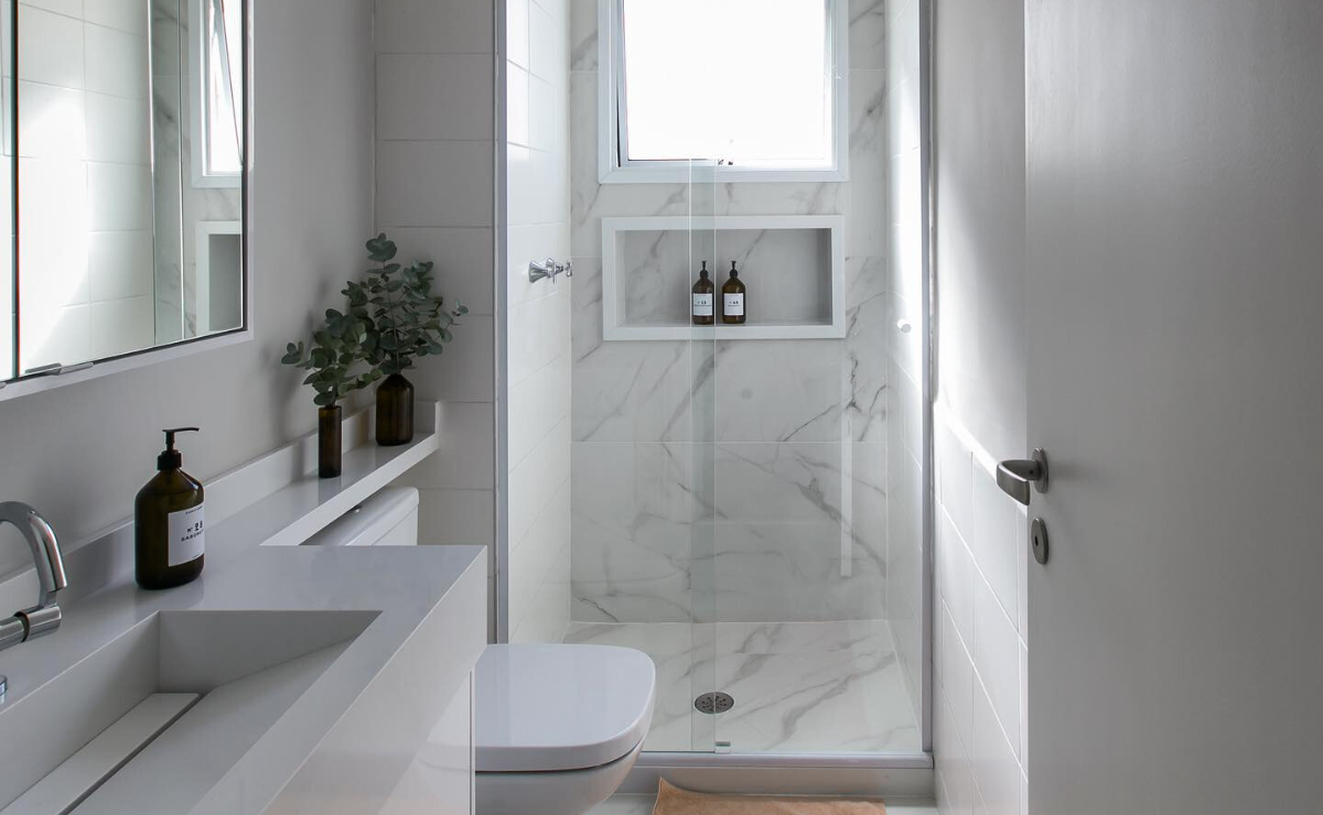 Banheiro Clean: Revestimento Branco Total e Detalhes em Vidro - ideia