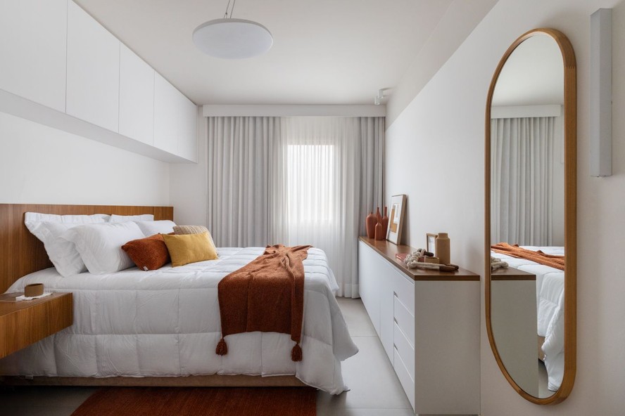 Maxi Espelho no Quarto: Glamour e Sensação de Amplitude - detalhe