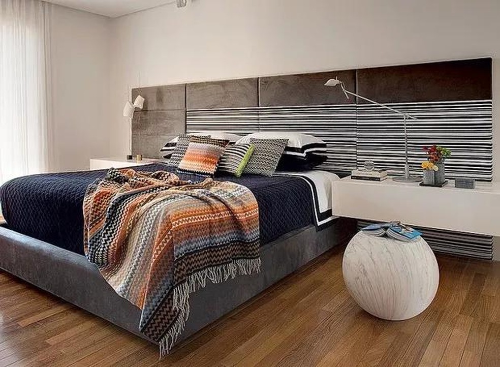 Quarto 2x2 com Cores Claras e Detalhes em Madeira Natural - detalhe