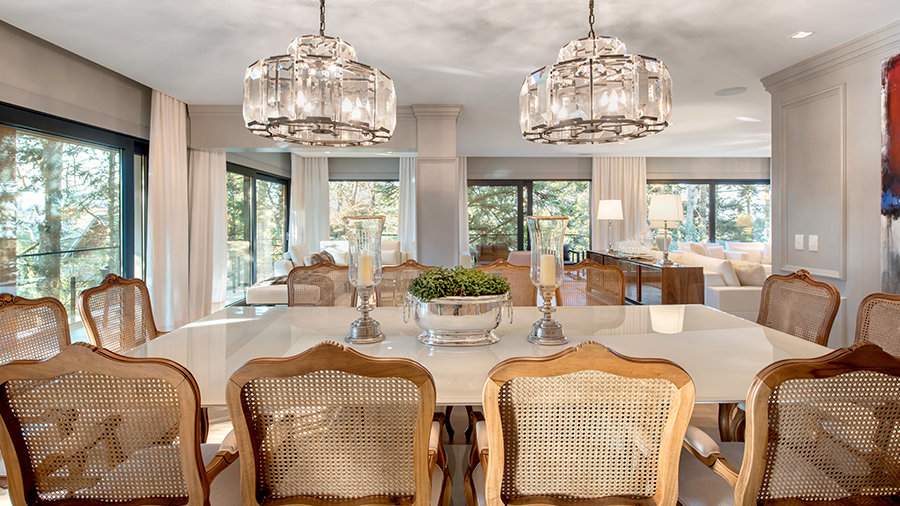 Clássico Aconchegante: Madeira Escura e Lareira - ideia