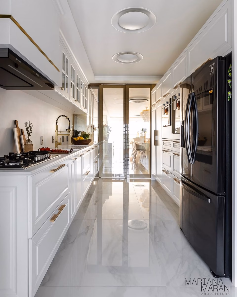 Cozinha Clássica com Armários Brancos e Detalhes em Dourado - ideia