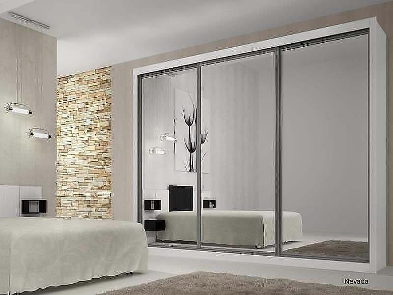 Guarda-Roupa Espelhado para Ampliar o Espaço e Refletir Estilo - detalhe