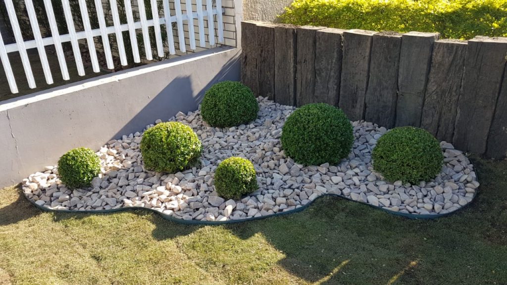 Delimitação Elegante de Canteiros com Buchinhos Rasteiros - ideia