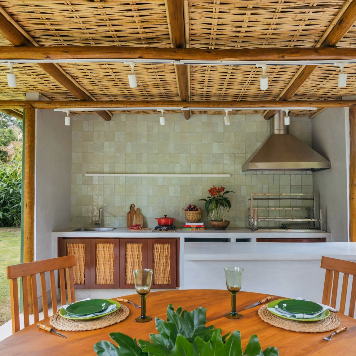 Elegância Natural: Revestimento em Pedra Natural e Deck de Madeira - ideia