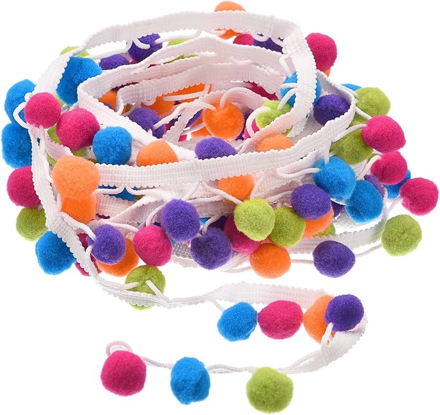 Travesseiros Decorados com Pompons e Franjas: Alegria e Movimento - ideia