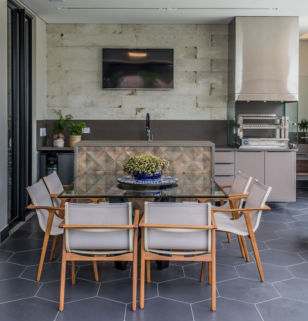 Varanda Gourmet com Churrasqueira e Revestimentos em Tons Neutros - inspiração