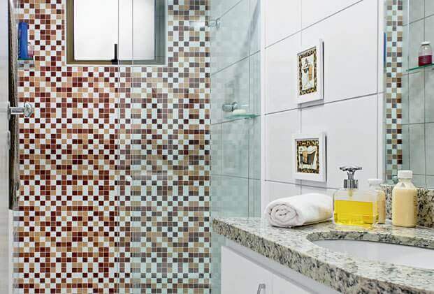 Banheiro Pequeno com Adesivos Geométricos nos Azulejos - ideia