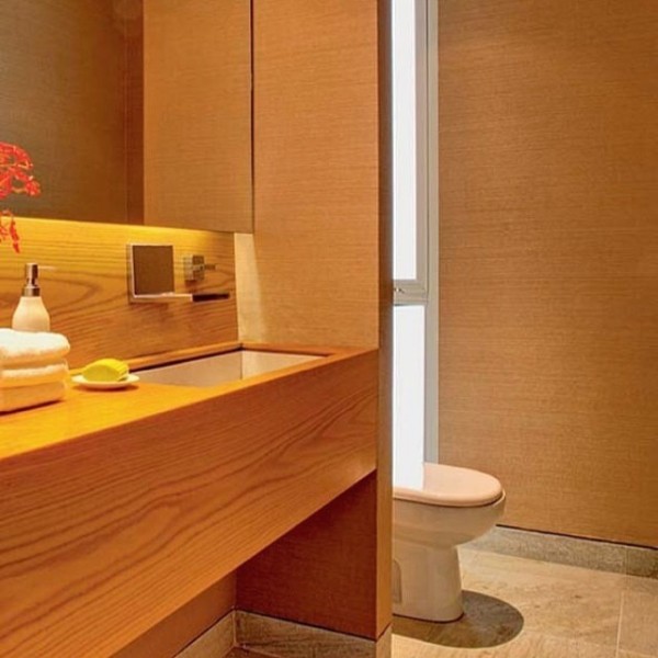 Banheiro Moderno com Iluminação LED Embutida e Cores Neutras - ideia