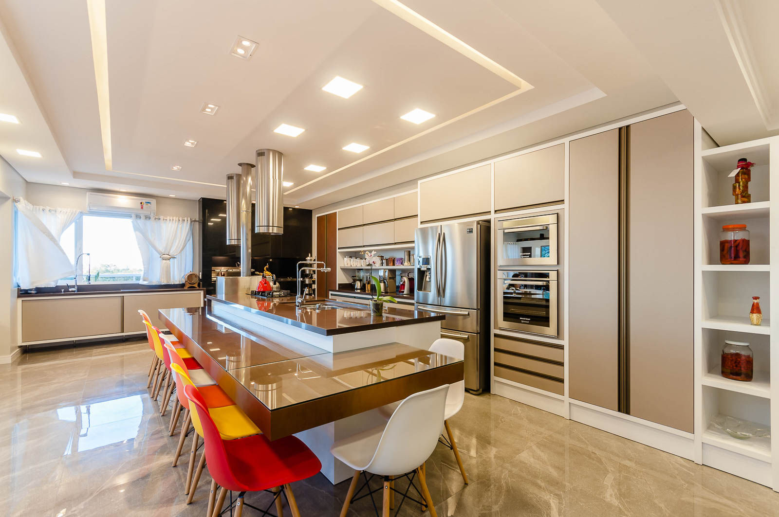 Com Ilha Com Iluminação Embutida e Mesa de Vidro: Elegância Luminosa - detalhe