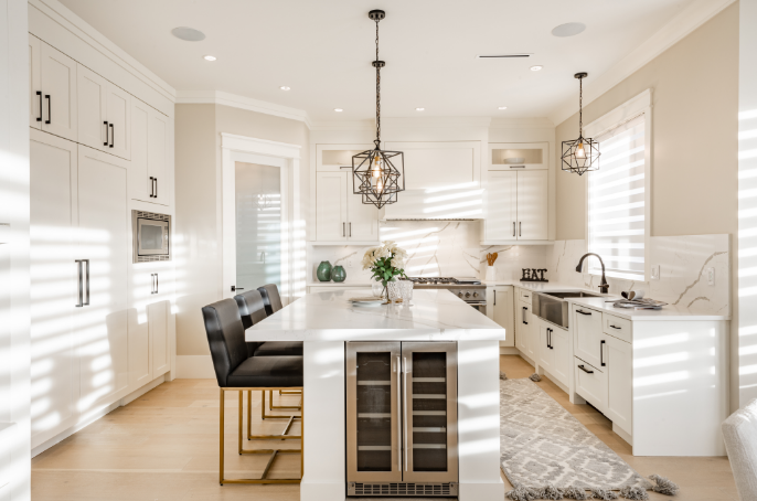 Com Ilha Branca e Mesa Espelhada: Glamour e Amplitude - ideia