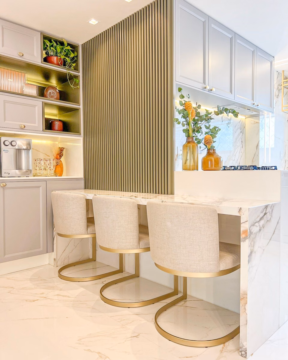 Com Porta de Vidro e Acessórios Dourados - ideia