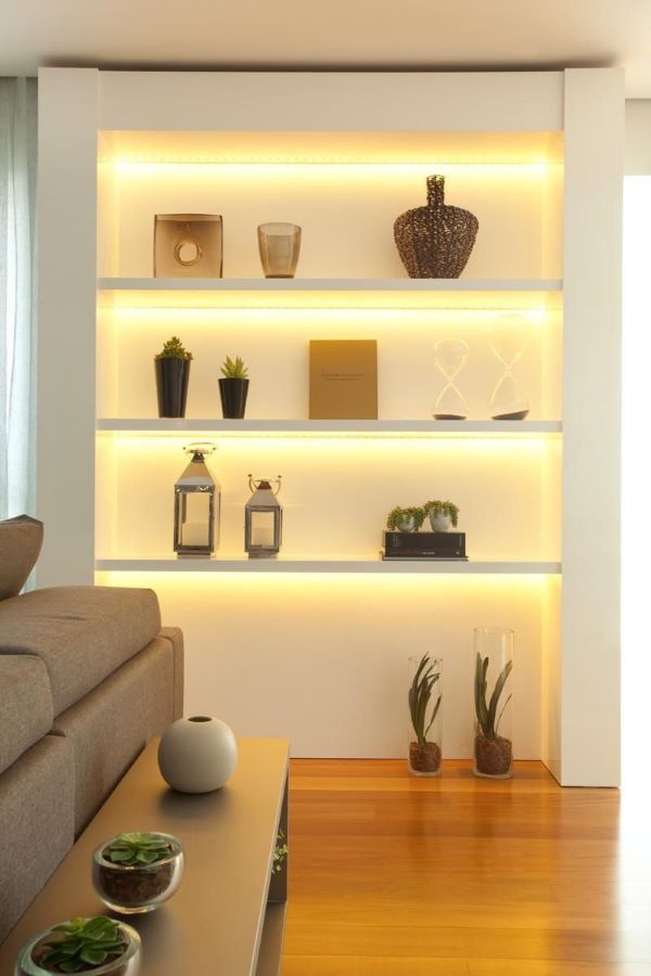 Minimalismo Iluminado: Fita de LED Embutida em Móveis e Prateleiras - inspiração