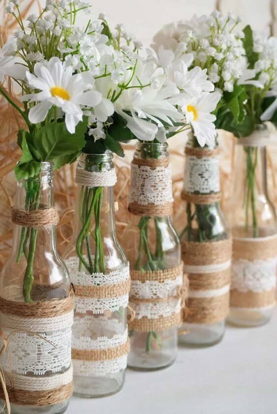 Detalhes Encantadores com Garrafas Decoradas e Flores do Campo - inspiração