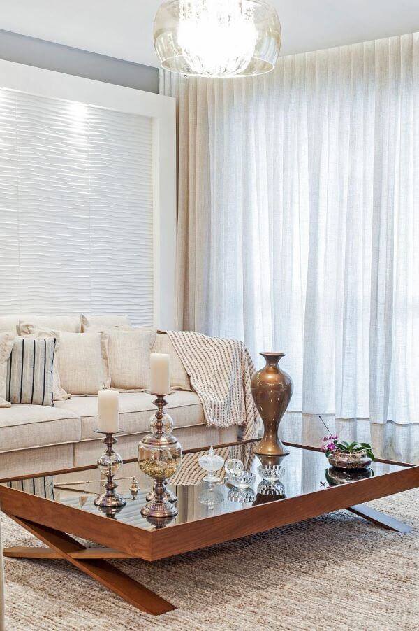 Mesa de Centro com Bandejas Espelhadas e Objetos Decorativos - ideia