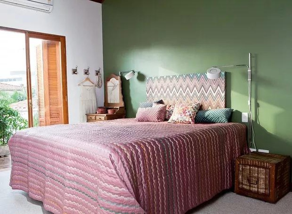 Quarto 2x2 com Cores Claras e Detalhes em Madeira Natural - ideia