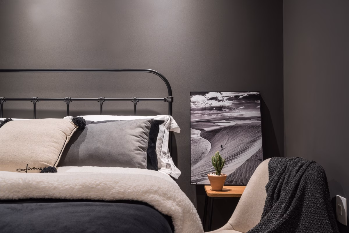 Decoração Minimalista com Toques de Cor em Acessórios e Arte - ideia