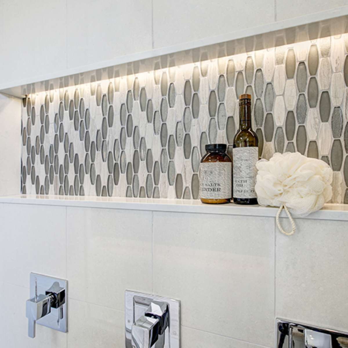 Banheiro Impecável com Nichos Embutidos: Produtos Organizados e Fáceis de Acessar! - detalhe