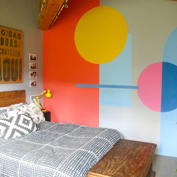 Um Toque Artístico: Decoração de Quarto com Pintura Geométrica - detalhe