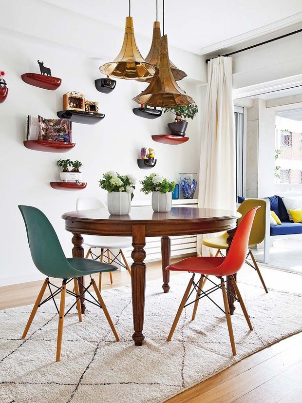 Mesa redonda colorida: um toque divertido e original na decoração! - detalhe