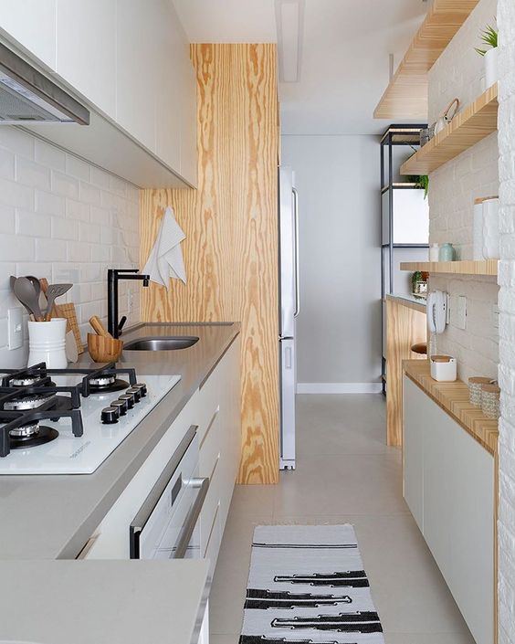 Cozinha Corredor Otimizada: Funcionalidade em Espaços Estreitos - inspiração