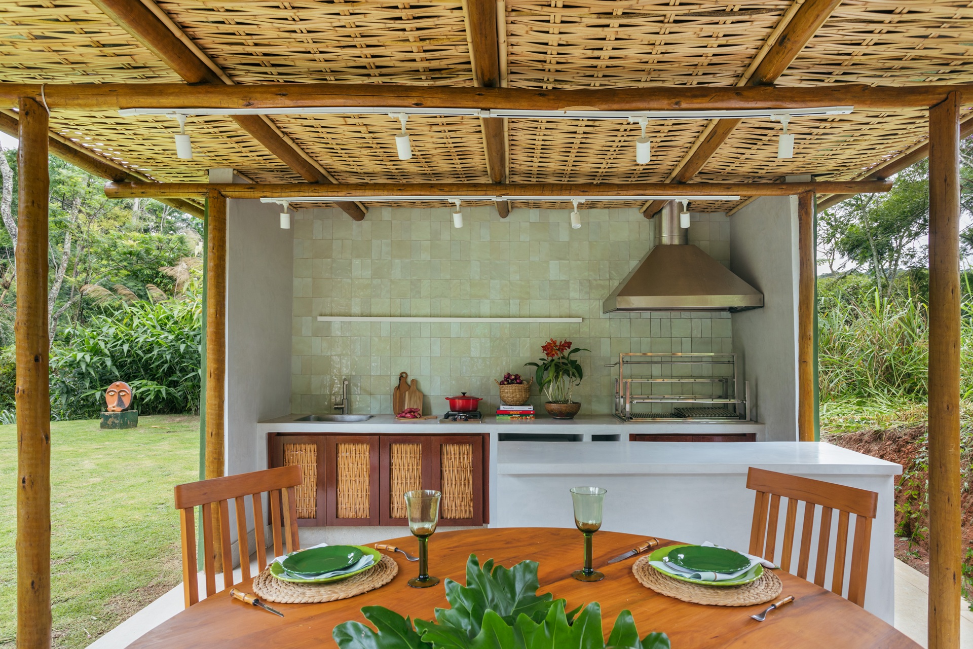 Refúgio Tropical: Bambu, Palha e Cores Vibrantes da Natureza - inspiração