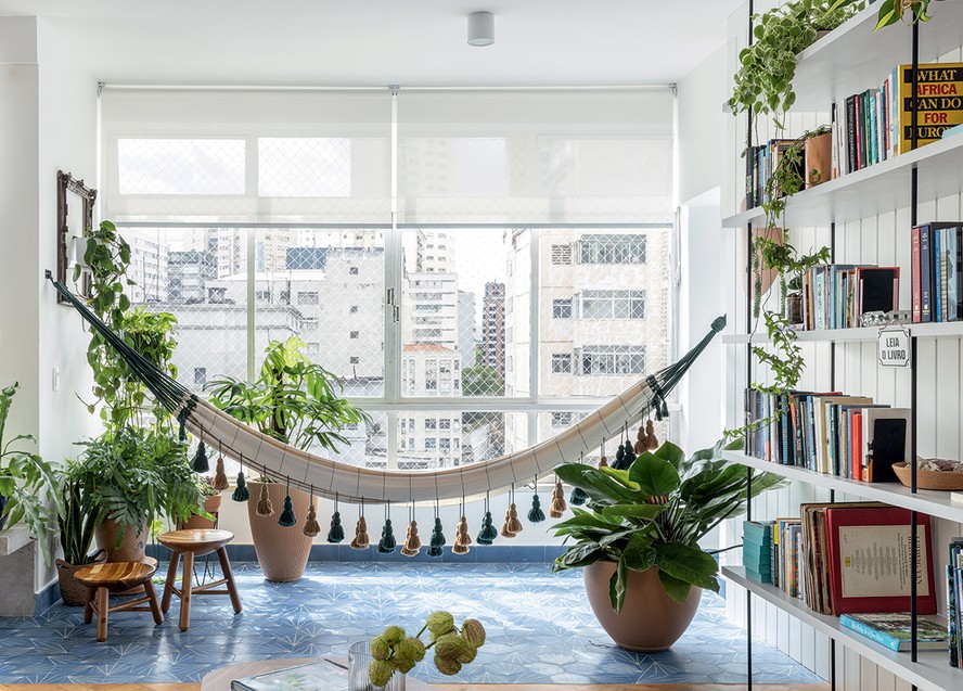 Sala Minimalista com Plantas Pendentes que Trazem Vida - detalhe