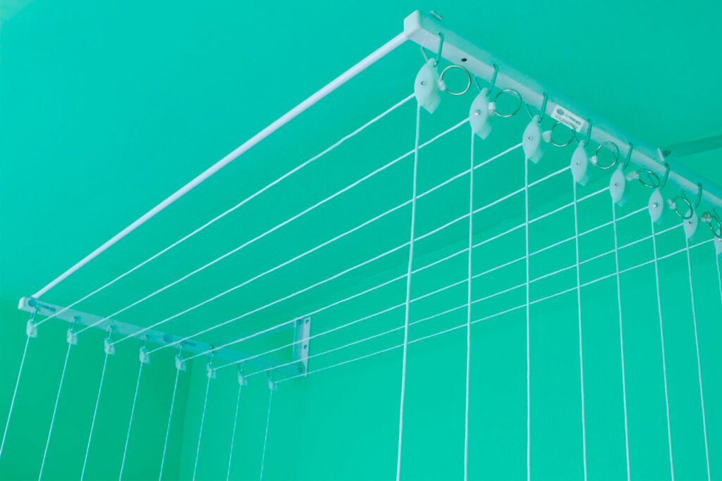 Varal de Teto Individual Colorido: Alegria Suspensa com Varetas Vibrantes - ideia