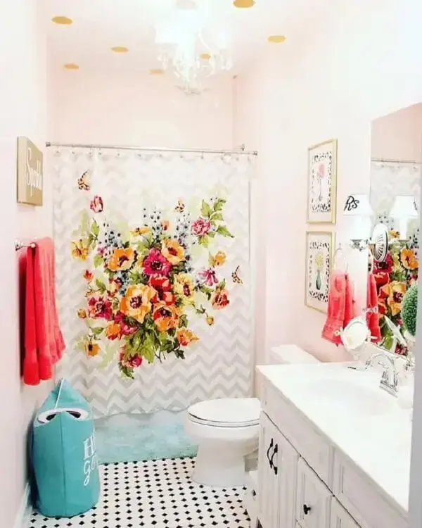 Banheiro Pequeno com Cortina Estampada e Acessórios Vintage - inspiração