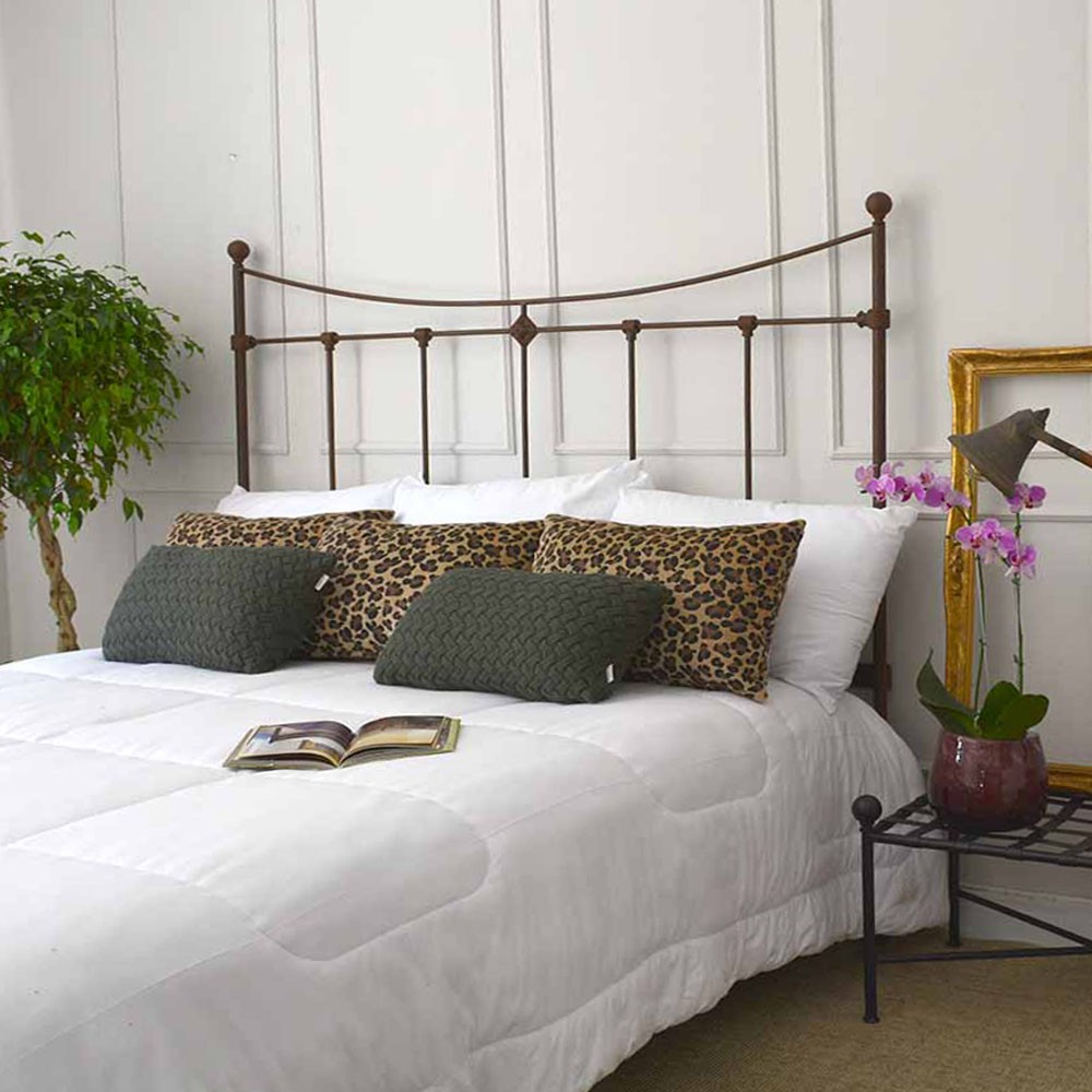 Cabeceira de Ferro com Pintura Metalizada: Glamour e Modernidade - ideia